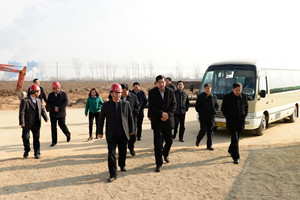 徐鵬強董事長(cháng)與劉建國副市長(cháng)陪同省住建廳王玉志廳長(cháng)視察集團建筑產(chǎn)業(yè)園